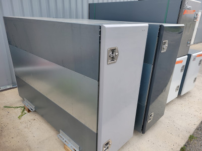 1 LOT DE 2 COFFRES ACIER 600 X 1300 X 2000