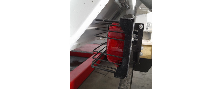 INTERFERENCE GRILLES DE FEUX ET PLATEAU DE BENNE